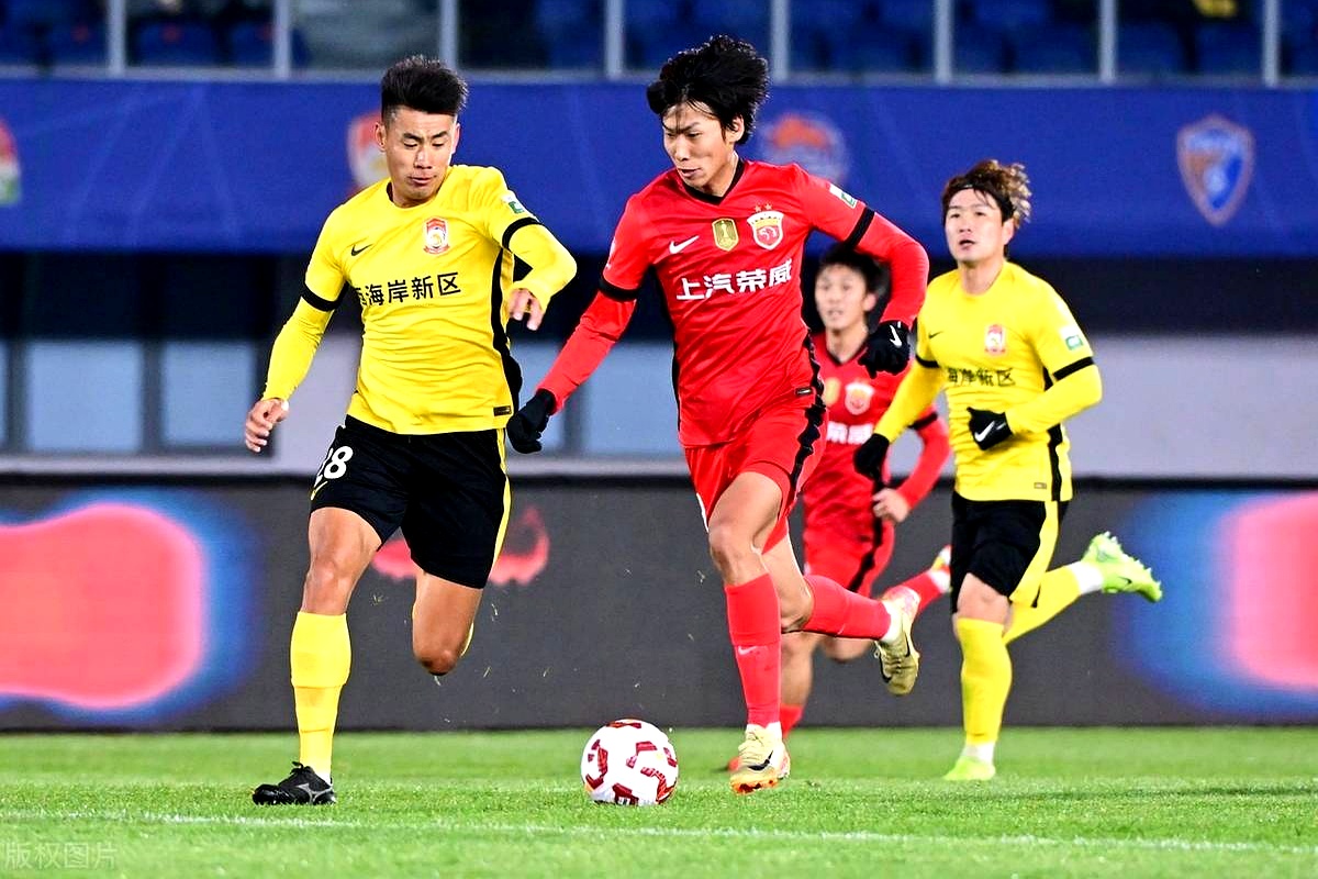 上海海港迎英超关键赛,窗口期队长鼓劲,赛场秩序良好,年轻球员得到机会(利物浦胜继续领跑) 上海海港迎英超关键赛,窗口期队长鼓劲,赛场秩序良好,年轻球员得到机会(利物浦胜继续领跑)
